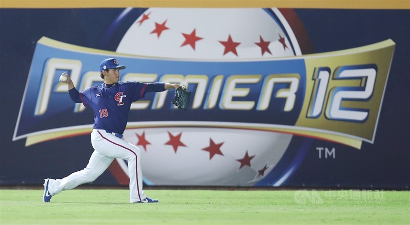 Taiwanese starting pitcher Chang Yi warms up before a Premier 12 game against Venezuela in Taichung on Nov. 6, 2019. CNA file photo