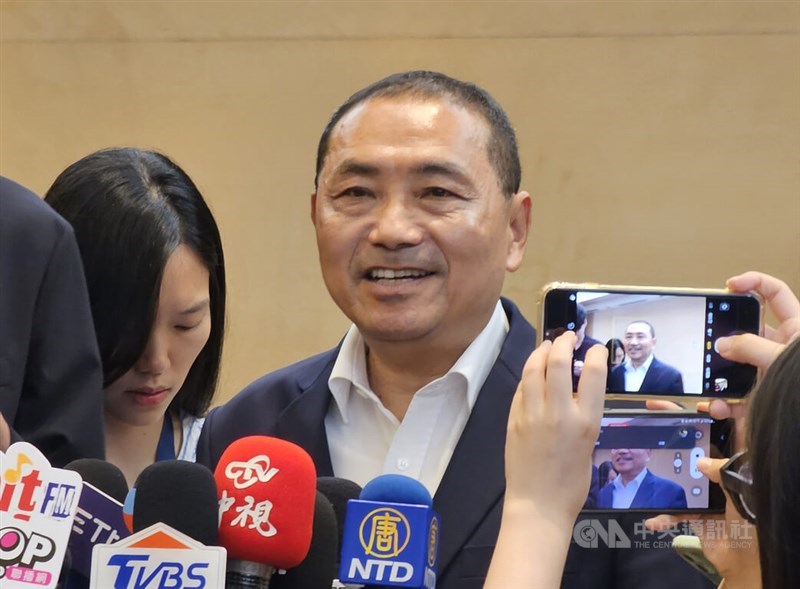 New Taipei Mayor Hou Yu-ih is surrounded by reporters in New Taipei on Wednesday. CNA photo Sept. 13, 2023