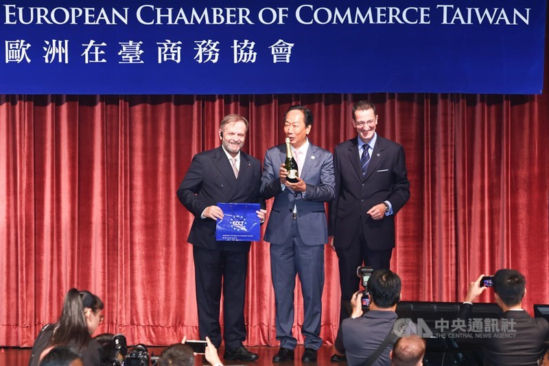 Hon Hai founder Terry Gou (center) holds a bottle of champagne gifted by European Chamber of Commerce Taiwan Chairman Giuseppe Izzo (left), who was accompanied by ECCT CEO Freddie Höglund at a luncheon in Taipei Wednesday. CNA photo Sept. 13, 2023