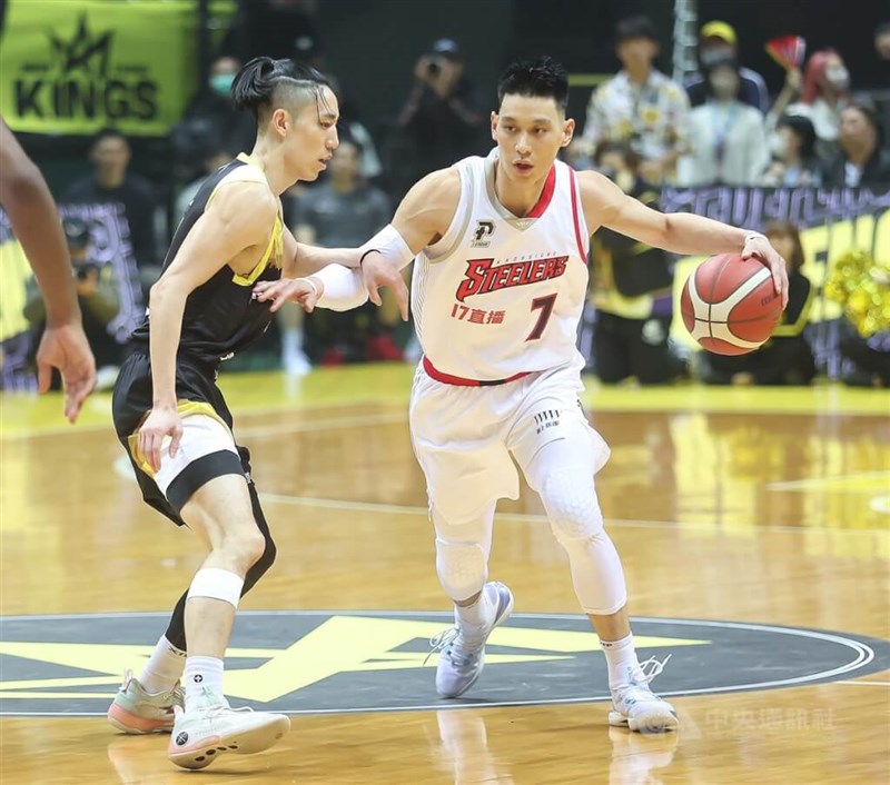 Jeremy Lin (right) and his brother Joseph Lin in competition during the P.LEAGUE+
