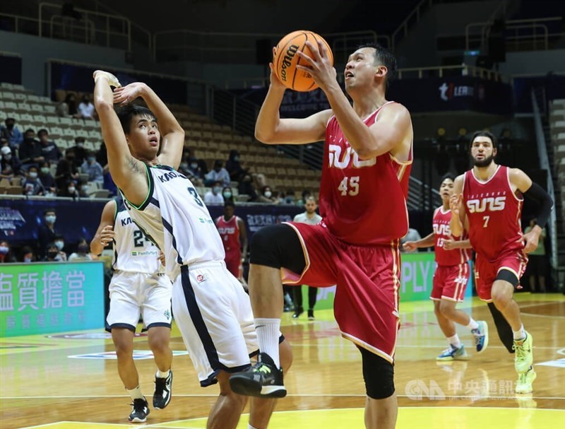 Members of the Taichung Suns (in red) play against the Kaohsiung Aquas in October, 2022. CNA file photo