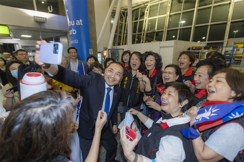 Hou Yu-ih takes a selfie with supporters at the John F. Kennedy International Airport in New York Thursday. Photo courtesy of Hou Yu-ih Campaign Office