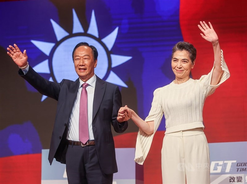 Foxconn Technology Group founder and aspiring presidential candidate Terry Gou (left) and his newly announced running mate Tammy Lai wave at a news conference in Taipei Thursday. CNA photo Sept. 14, 2023