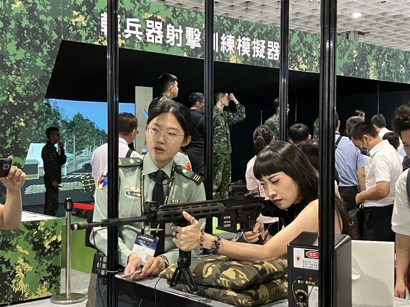 An expo participant handles the XT112 assault rifle at the Taipei Aerospace & Defense Industry Exhibition. CNA photo Sept. 15, 2023