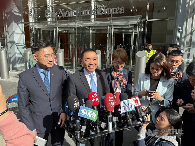 Hou Yu-ih, the opposition Kuomintang presidential nominee, speaks with reporters Friday in New York. CNA photo Sept. 16, 2023