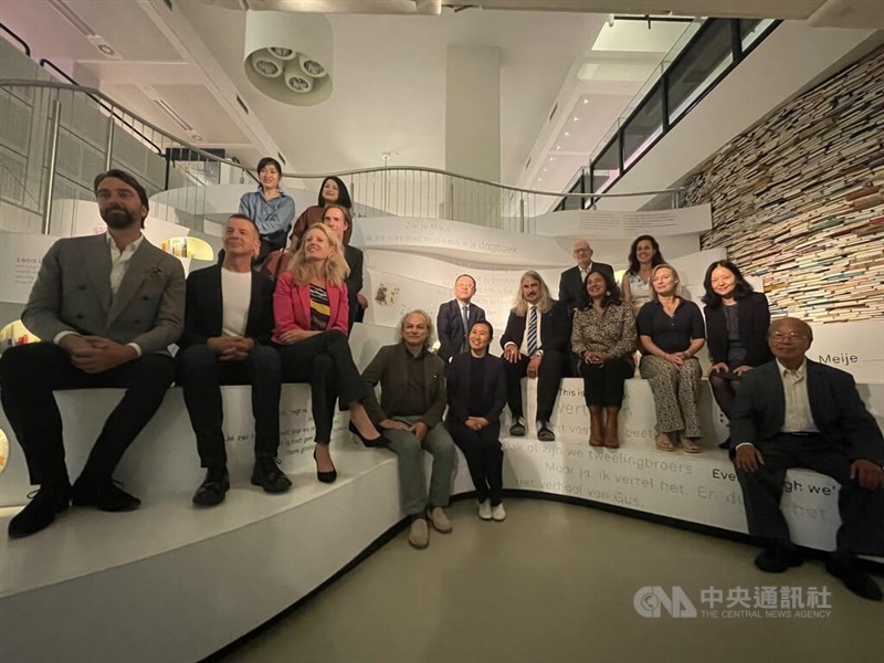 Minister of Culture Shih Che (middle, back row) says that the Netherlands will be the "guest of honor" at the 2024 Taipei International Book Fair. CNA photo Sept. 15, 2023