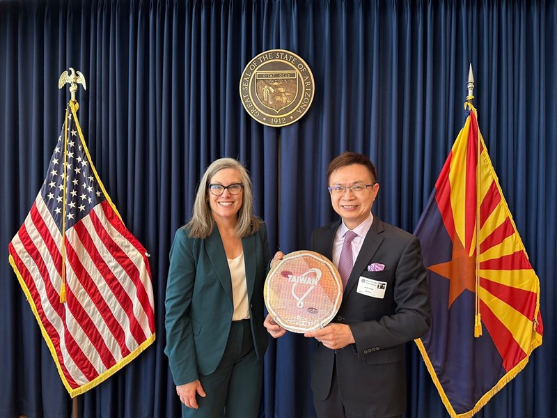 Governor of the U.S. State of Arizona Katie Hobbs (left) and Chairman of the Taiwan External Trade Development Council James Huang pose for a photo during the latter