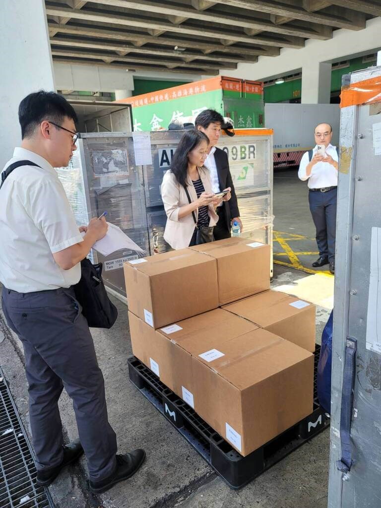 Fifty nine boxes of diaries between former Republic of China presidents Chiang Kai-shek and Chiang Ching-kuo are received by members of Academia Historica early Thursday. Photo courtesy of Academia Historica