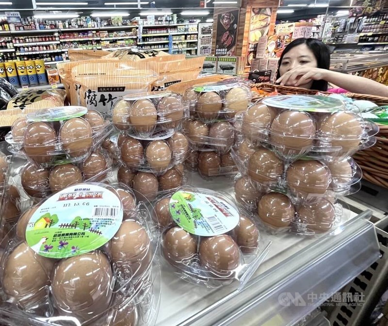 Eggs are displayed on a shelf at a supermarket in Taipei City Saturday. CNA photo Sep. 16, 2023