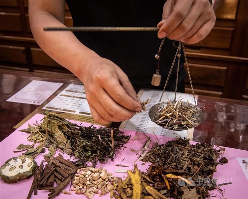 A Chinese medicine practitioner prepares a prescription remedy with an assortment of herbs in this CNA file photo
