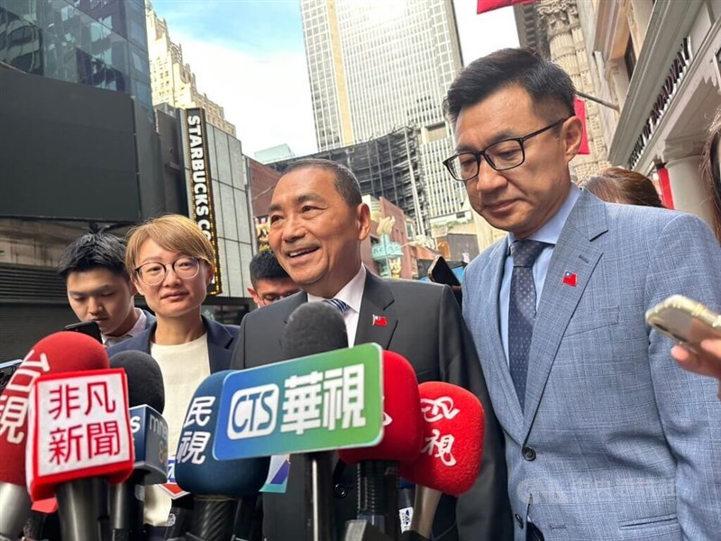New Taipei Mayor Hou You-ih (center), Kuomintang