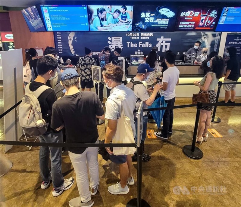 Movie goers cue to buy tickets at a cinema in Taipei. Many of the 880 businesses to see the electricity price freeze end are in the service sector. CNA file photo
