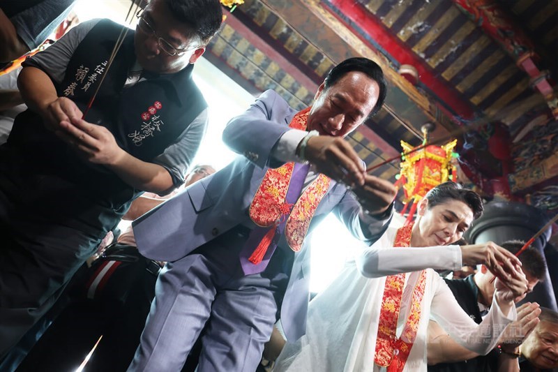 Foxconn Technology Group founder Terry Gou (second left) and his running partner Tammy Lee (third left) pray deities including goddesses Mazu at the Ci-hui Temple in New Taipei following their visit to the Central Election Commission on Sunday. CNA photo Sept. 17, 2023