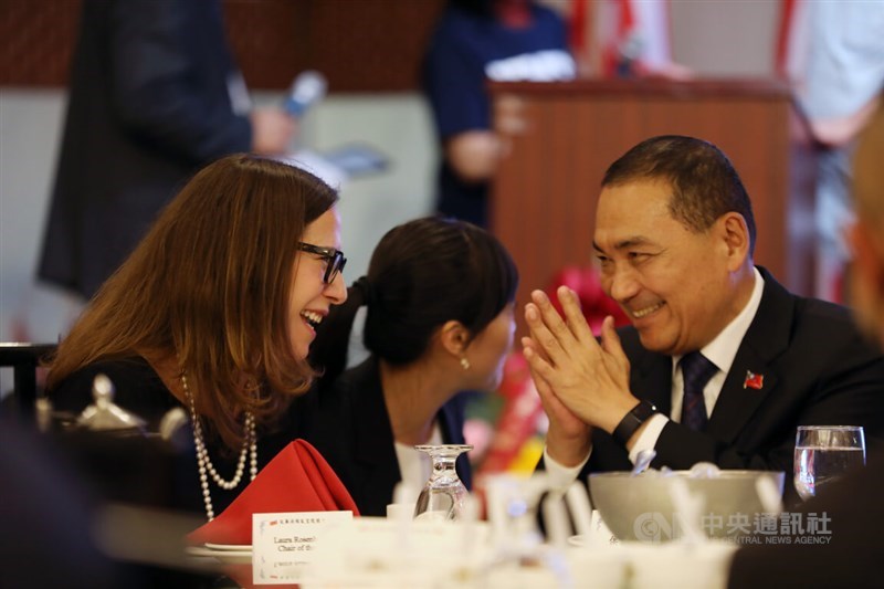 New Taipei Mayor Hou Yu-ih (right) chats with the American Institute in Taiwan chairwoman Laura Rosenberger (left) at the dinner party in Washington on Sunday. CNA photo Sept. 17, 2023