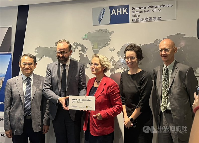 Sebastian Gemkow (second left), minister of science, culture and tourism in the state of Saxony, Dresden University of Technology President Ursula Staudinger (center) and German Institute Taipei Director-General Jörg Polster (right) attend the establishment of the Saxon Science Liason Office in Taiwan event in Taipei Tuesday. CNA photo Sept. 19, 2023