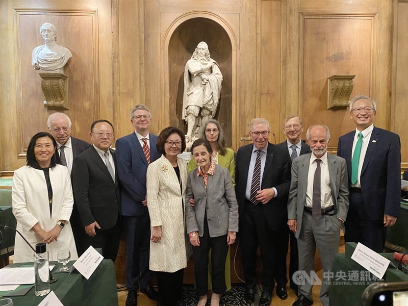 Taiwan's Cultural Minister Shih Che (third from left), veteran pianist and senior cultural administrator Tchen Yu-chiou (fifth from left), Thilo Diefenbach (fourth from left), Charlotte Pollet (in green coat) are seen at the ceremony in Paris. CNA photo Sept. 19, 2023