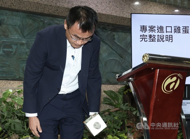 Agriculture Minister Chen Chi-chung lowers his head in apology during a press conference Tuesday. CNA photo Sept. 19, 2023