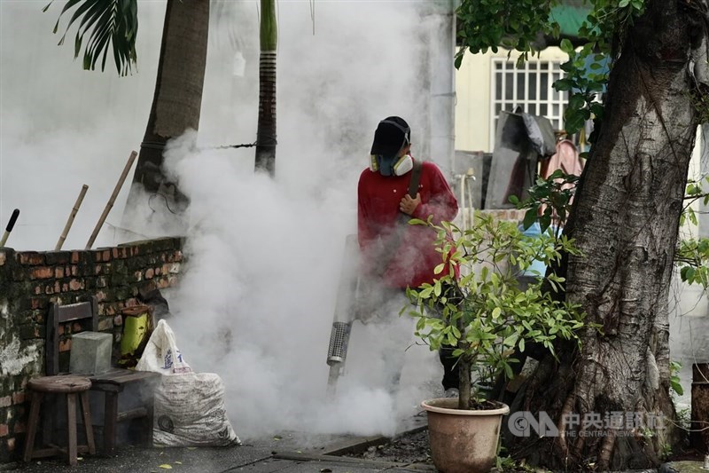 A neighbor hood in Kaohsiung undergoes mosquito fumigation to combat dengue fever in this CNA file photo