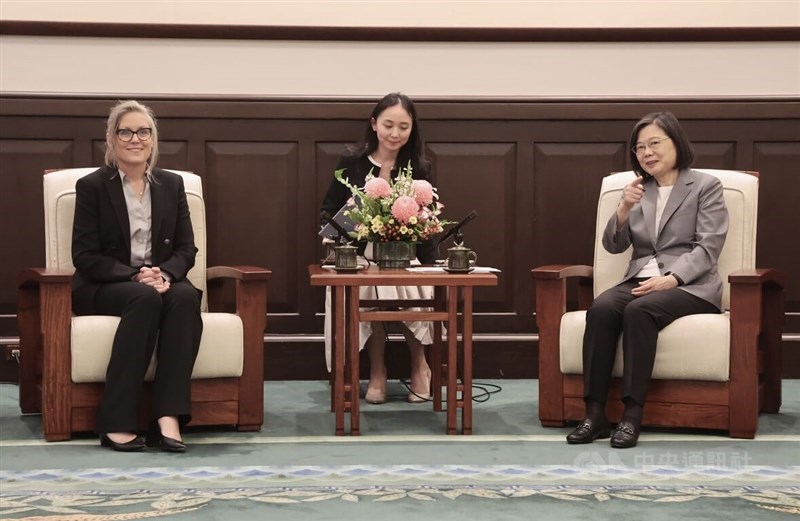 President Tsai Ing-wen (right) meets with Arizona Governor Katie Hobbs (left) at the Presidential Office Tuesday. CNA photo Sept. 19, 2023