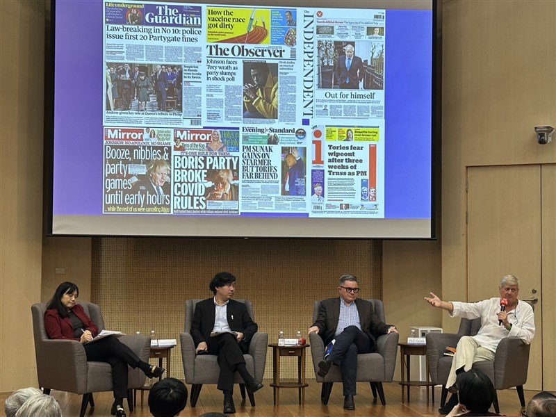 Veteran news editor Phil Smith (right), New York Times reporter Chris Buckley (second right), President of the Taiwan Foreign Correspondents