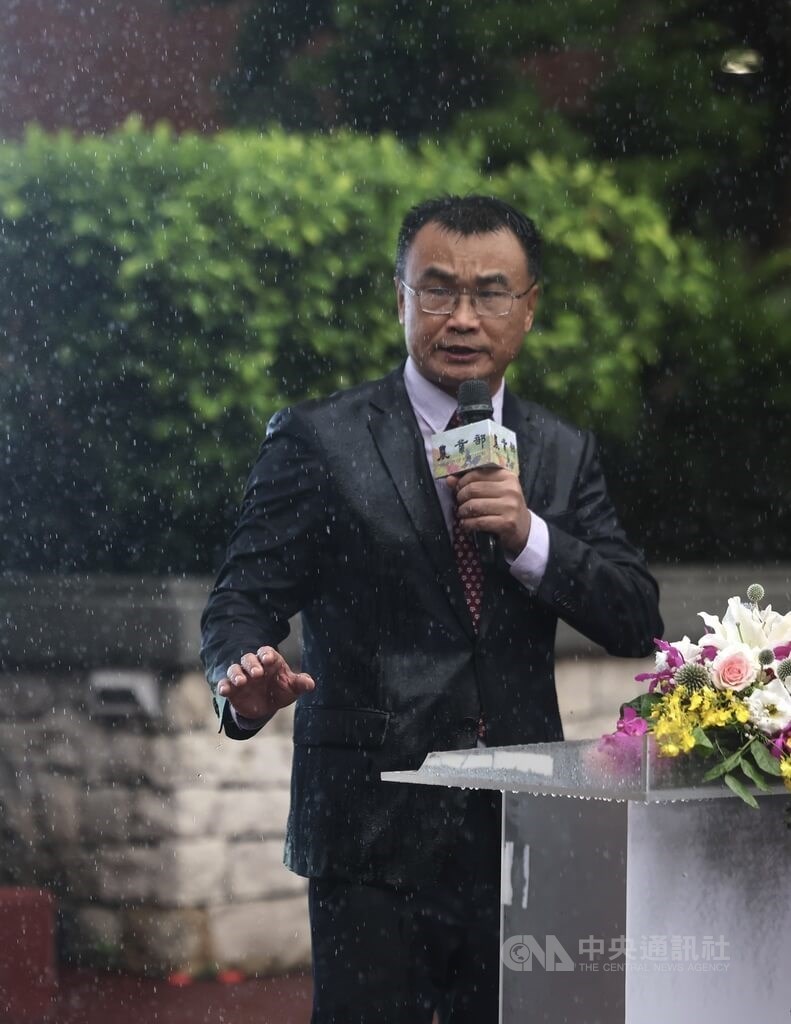 Minister of Agriculture Chen Chi-chung speaks in the rain during the inauguration of the Ministry of Agriculture in Aug. 1. CNA file photo