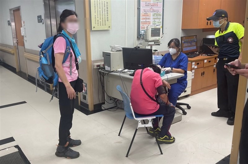 A hiker stung by hornets is being treated at a hospital in Keelung City Wednesday. CNA photo Sept. 20, 2023