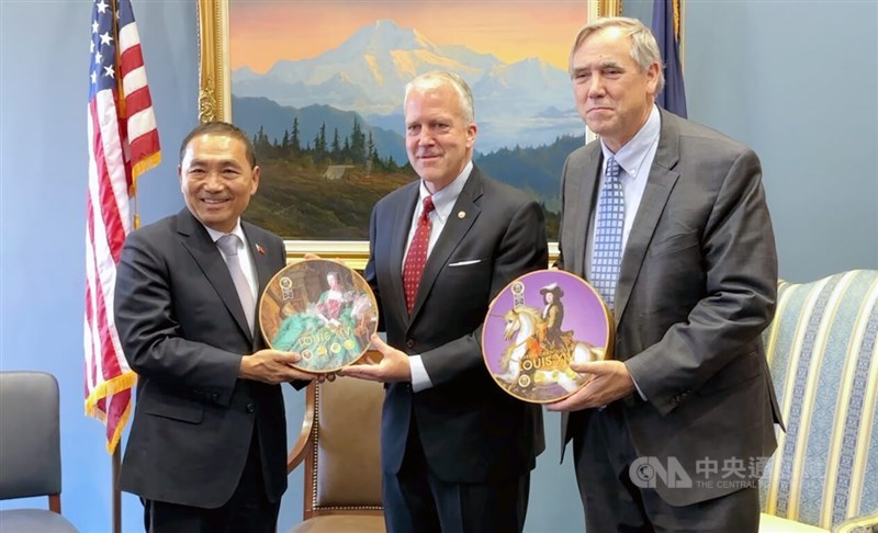 New Taipei Mayor Hou Yu-ih (left), the opposition Kuomintang's presidential candidate, takes picture with Dan Sullivan (center) and Jeff Merkley (right) in the United States capital city on Tuesday. CNA photo Sept. 20, 2023