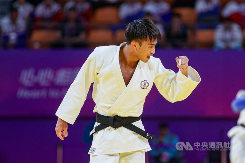 Yang Yung-wei celebrates after defeating Hayato Kondo of Japan. CNA photo Sept. 24, 2023
