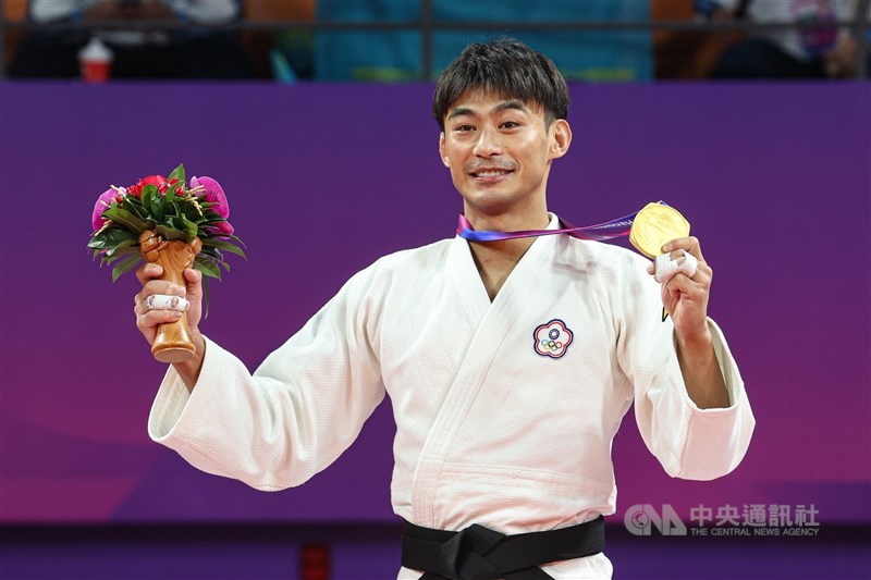 Yang Yung-wei holds up the gold medal at the medal ceremony at the Asian Games in Hangzhou, China, on Sunday. CNA photo Sept. 24, 2023