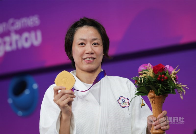 Taiwanese judo athlete Lien Chen-ling shows her Asian Games gold medal at the medal ceremony in Hangzhou, China, on Monday. CNA photo Sept. 25, 2023