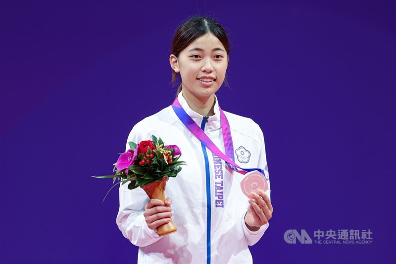 Tokyo Olympics medalist Lo Chia-ling displays her Hangzhou Asian Games women