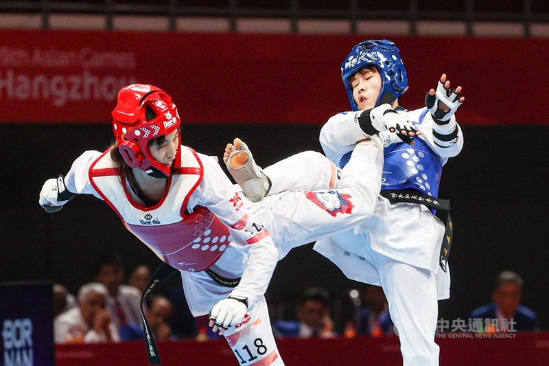 Taiwanese taekwondo athletes Lin Wei-chun (in red gear) battles her Korean opponent Park Hye-jin at the taekwondo women