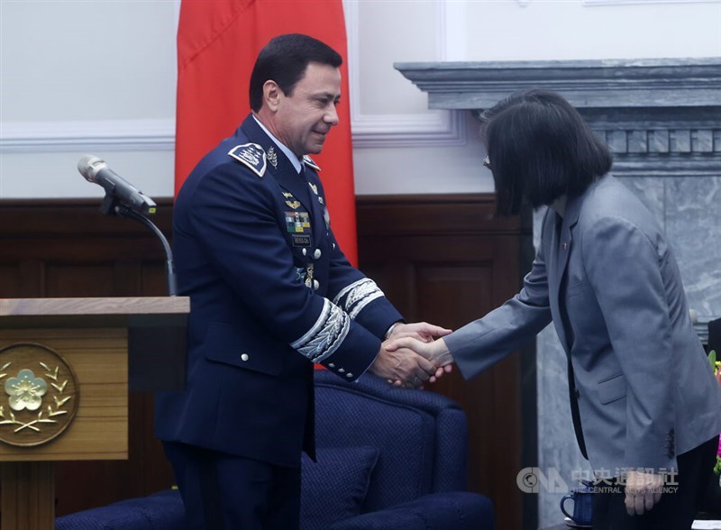 Guatemalan Defense Minister Henry Yovani Reyes Chigua (left) and President Tsai Ing-wen exchange a hand shake during their meeting in Taipei Wednesday. CNA photo Sept. 27, 2023