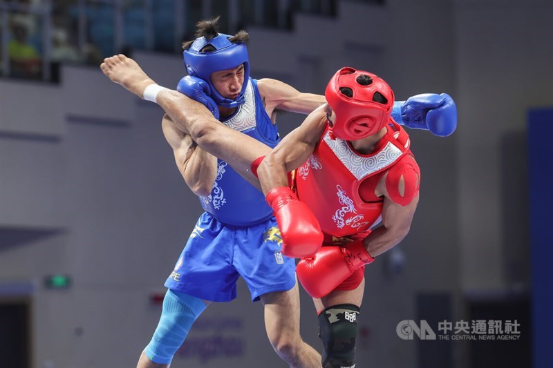 Taiwanese athlete Zhang Huan-yi (in blue) competes against three-time Asian Games champion Mohsen Mohammadseifi of Iran in the semifinals of sanda in Hangzhou, China, on Wednesday. CNA photo Sept. 27, 2023