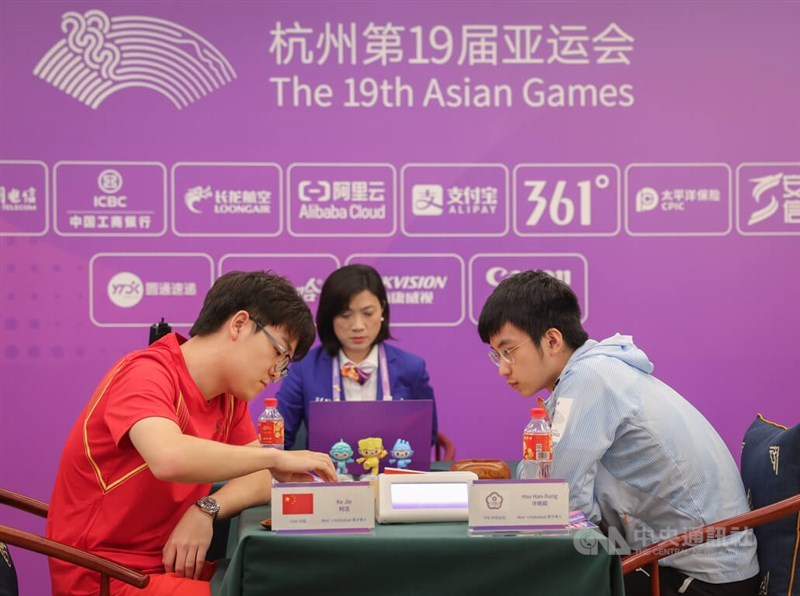 Taiwanese Go player Hsu Hao-hung (right) plays against Ke Jie of China (left) during the men