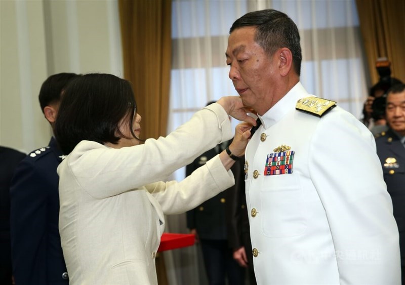 President Tsai Ing-wen (left) promotes Huang Shu-kuang to the rank of admiral second class in 2016. CNA file photo