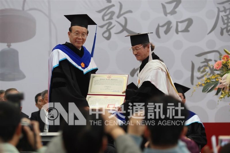 Former National Taiwan University president Lee Si-chen (李嗣涔, left) awarded Taiwanese writer Wang Wen-hsing a certificate of honorary doctorate during a ceremony at the university in 2007. CNA file photo