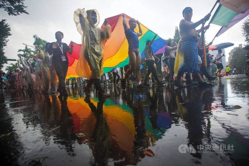 Crowds take part in the annual Taiwan Pride parade in Taipei on Oct. 29, 2022. CNA file photo