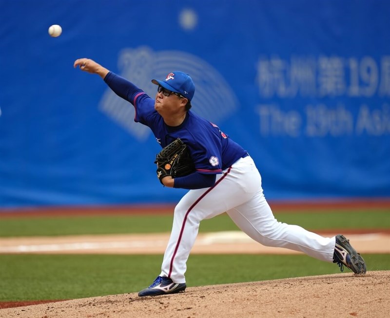 Lai Po-wei throws a pitch in Tuesday