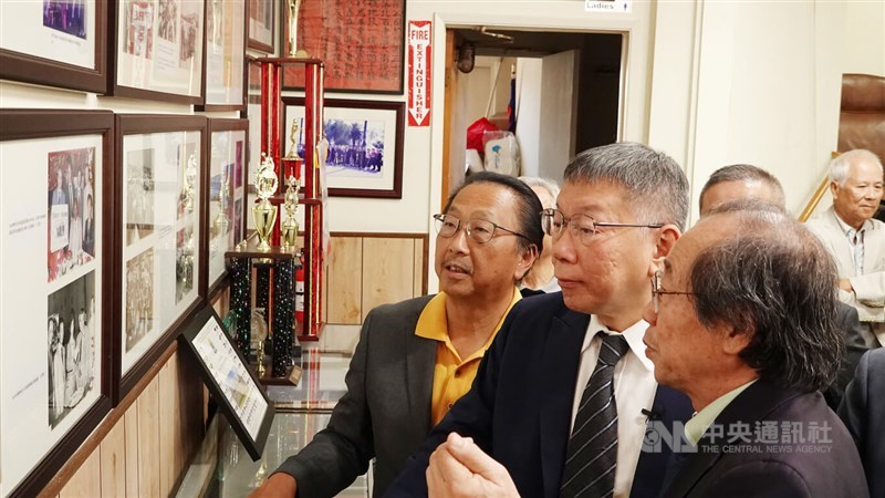 TPP Chairman and presidential candidate Ko Wen-je (center) look at old photos during his visit to the Chinese Consolidated Benevolent Associations in Los Angeles Wednesday. CNA photo Sept. 5, 2023