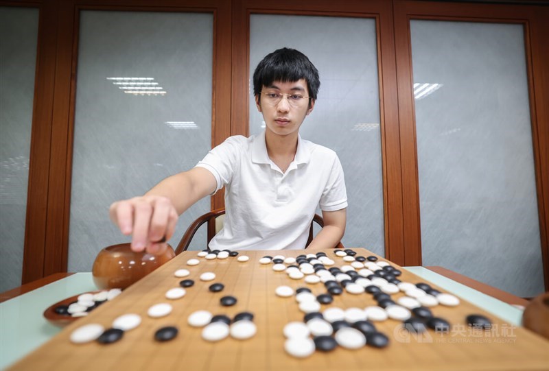 Professional Go player Hsu Hao-hung places a stone at HaiFong Go Association in Taipei on Friday. CNA photo Oct. 13, 2023