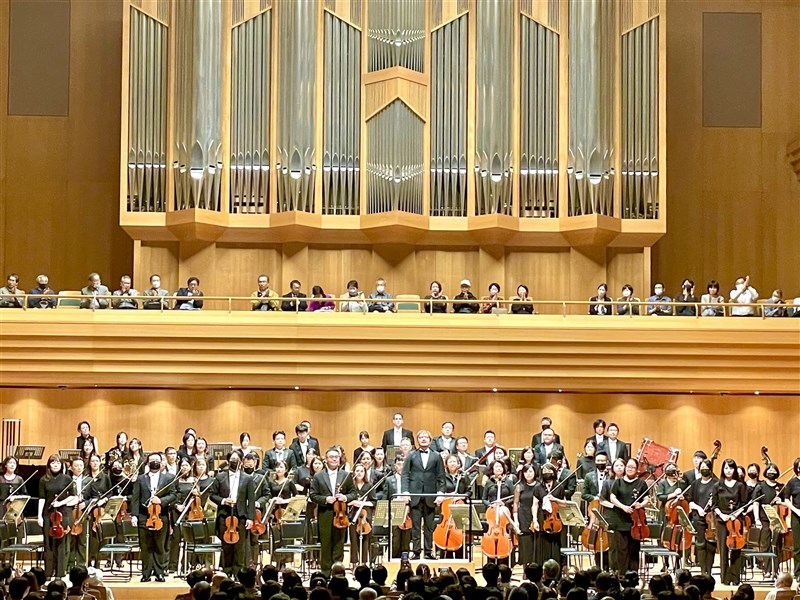 Members of the National Taiwan Symphony Orchestra thank the audience after the concert in Tokyo Monday. CNA photo Oct. 16, 2023