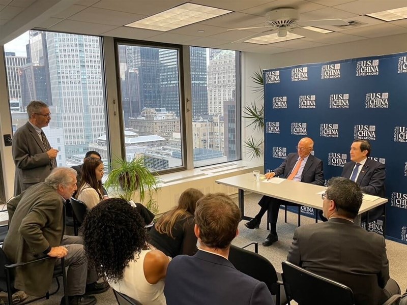Former President Ma Ying-jeou (right, in blue tie) listens to an attendee of an NCUSCR event in New York on Wednesday. Photo courtesy of Ma's office Oct. 19, 2023