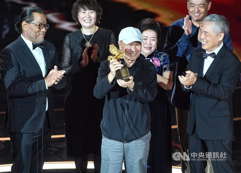 Taiwanese film director Hou Hsiao-hsien holds the Lifetime Achievement Award trophy at the 57th Golden Horse Awards ceremony held on Nov. 21, 2020. CNA file photo