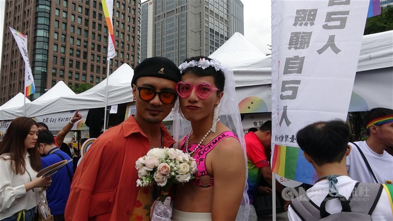 Meng Tzu-yang (left) and Kao Tzu-en (right) pose together as a couple during the 2023 Taiwan LGBT+ Pride on Saturday. CNA photo Oct. 28, 2023