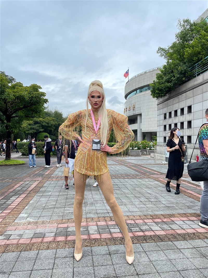 Drag queen Philisha Conditioner from Austria strikes a pose in front of the Taipei City Council during the 2023 Taiwan LGBT+ Pride on Saturday. CNA photo Oct. 28, 2023