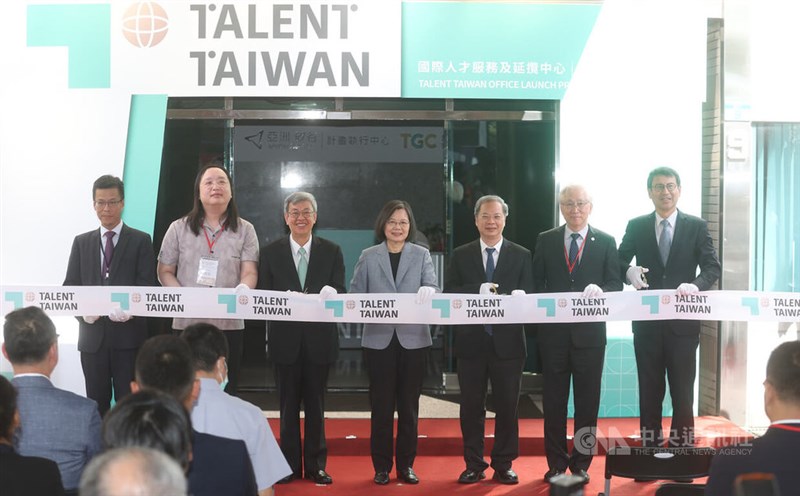 President Tsai Ing-wen and other officials unveil the newly founded "Talent Taiwan Office" Wednesday in Taipei. CNA photo Nov. 1, 2023
