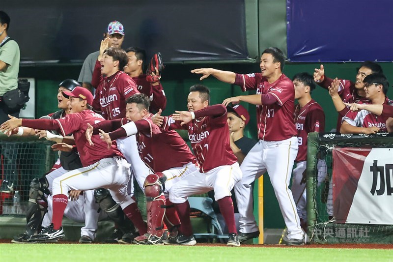 Rakuten Monkeys players celebrate the CPBL Taiwan Series Game 2 victory at the dugout at the Taipei Tianmu Baseball Stadium on Sunday. CNA photo Nov. 5, 2023