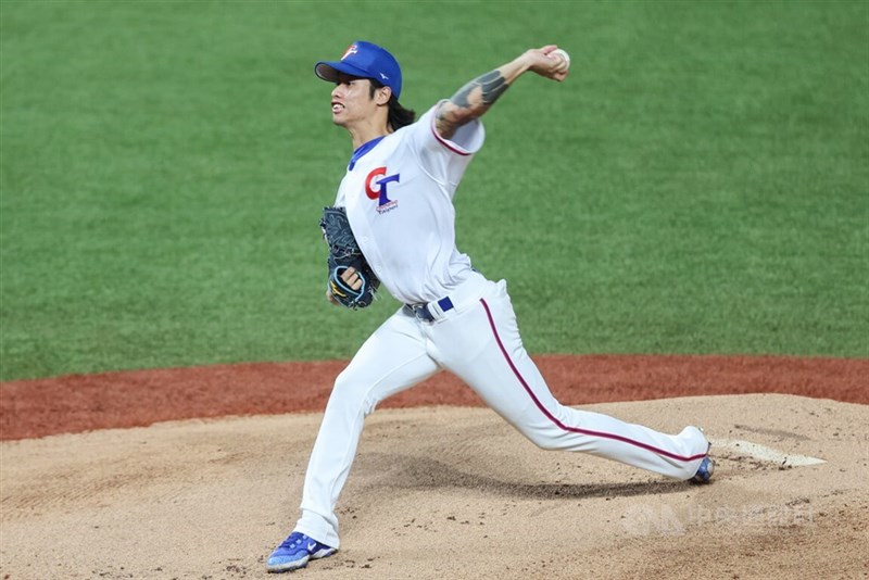 Lin Yu-min throws a pitch in a game with South Korea at the Hangzhou Asian Games on Oct. 2, 2023. CNA file photo