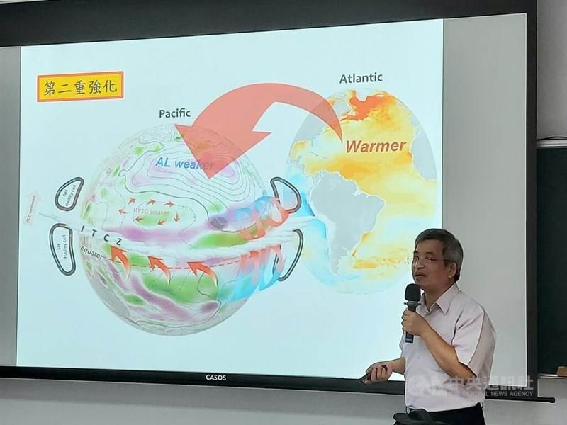 Wu Chau-ron, a professor with the National Taiwan Normal University Department of Earth Science, presents part of his research at an academic conference held in the school Tuesday. CNA photo Nov. 7, 2023